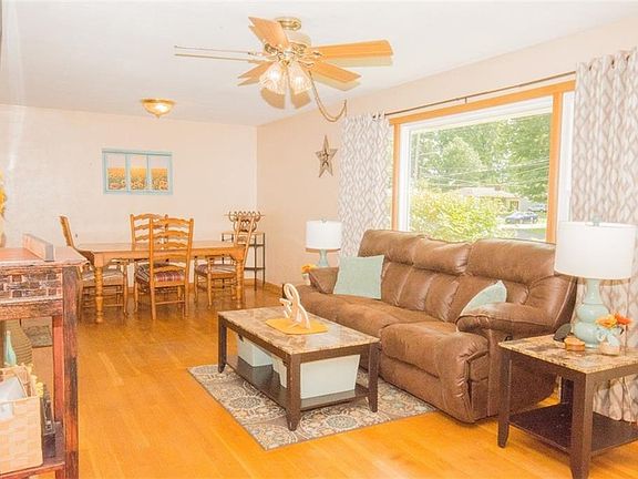 2nd image of 9965 Rosemere St
