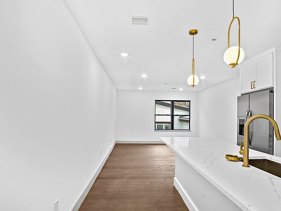 5th image of 127 E Cottage St #5