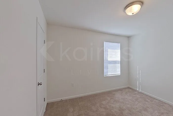924 Sanford Ln — Photo 14