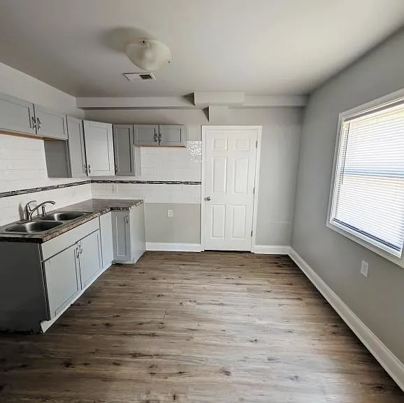 2524 Cass St — Photo 5