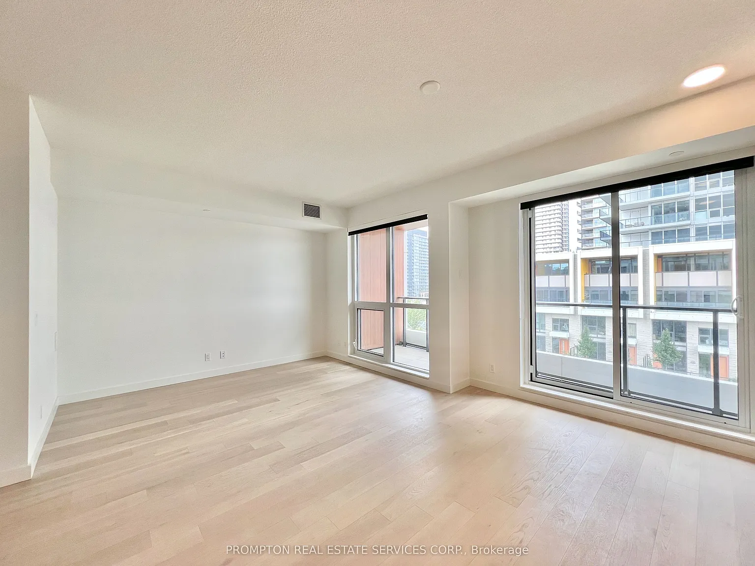 Saisons - East Tower — Photo 2