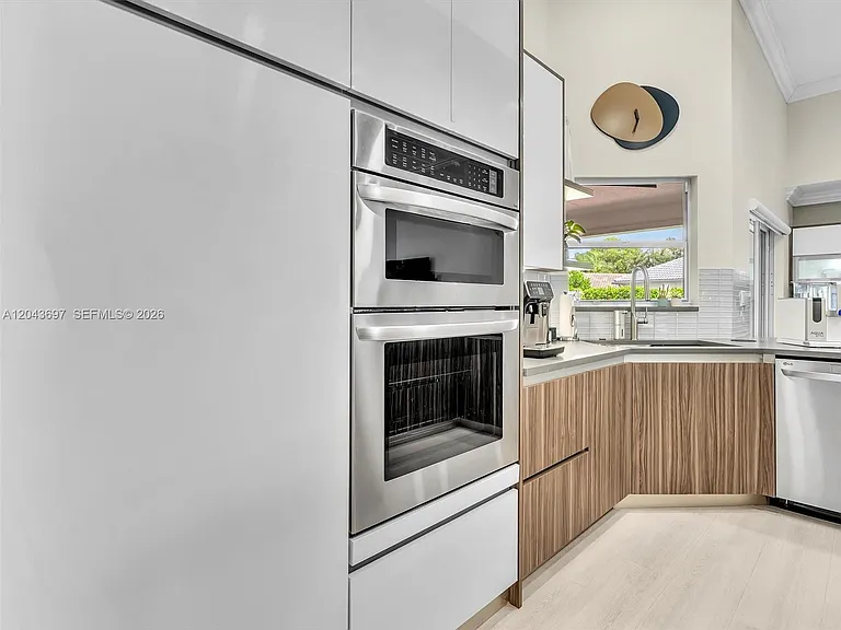 639 Verona Pl — Photo 36