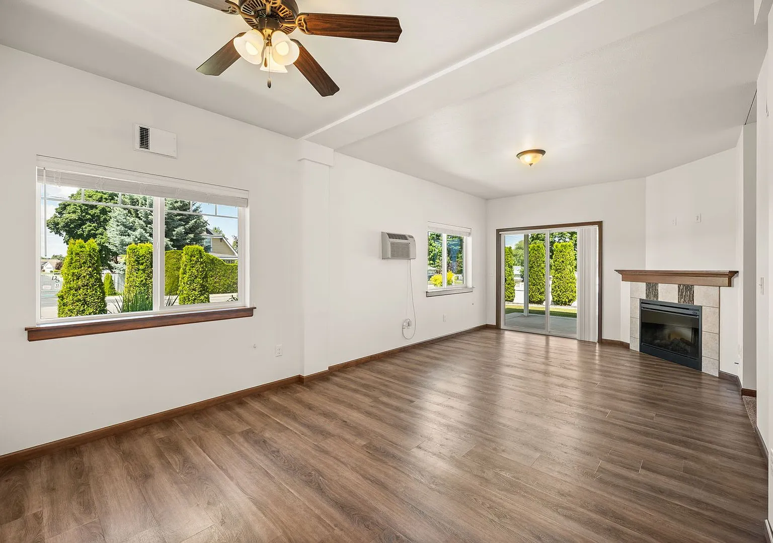 Spacious Valley Duplex Available Now! — Photo 4
