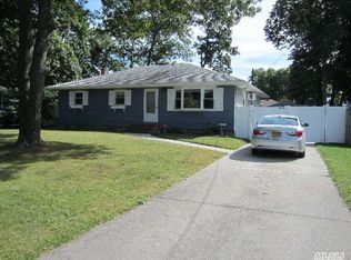 8 Expressway Dr S, Holbrook, NY 11741