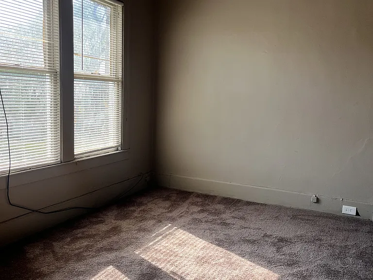 1628 Gladstone St #2 — Photo 3