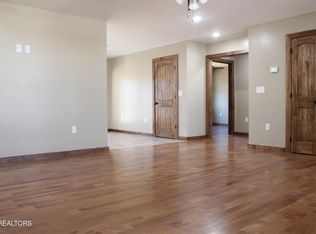 807 Dulog Trl, Jamestown, TN 38556