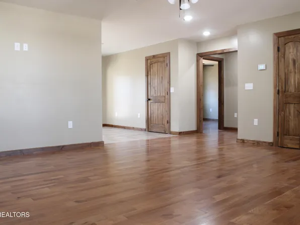 807 Dulog Trl, Jamestown, TN 38556
