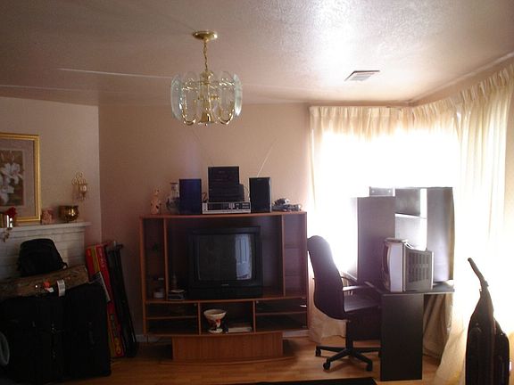 5th image of 304 Cedar St