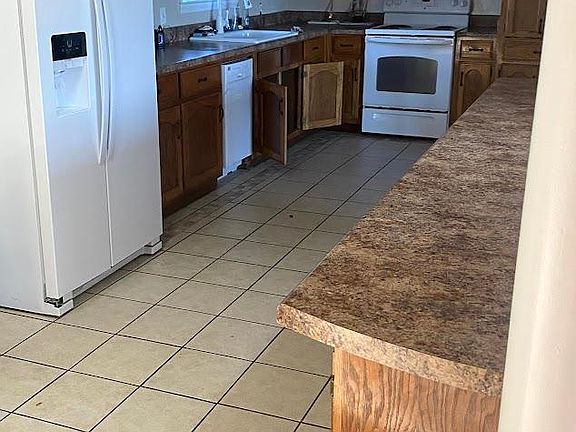 Oak cabinets, updated appliances.