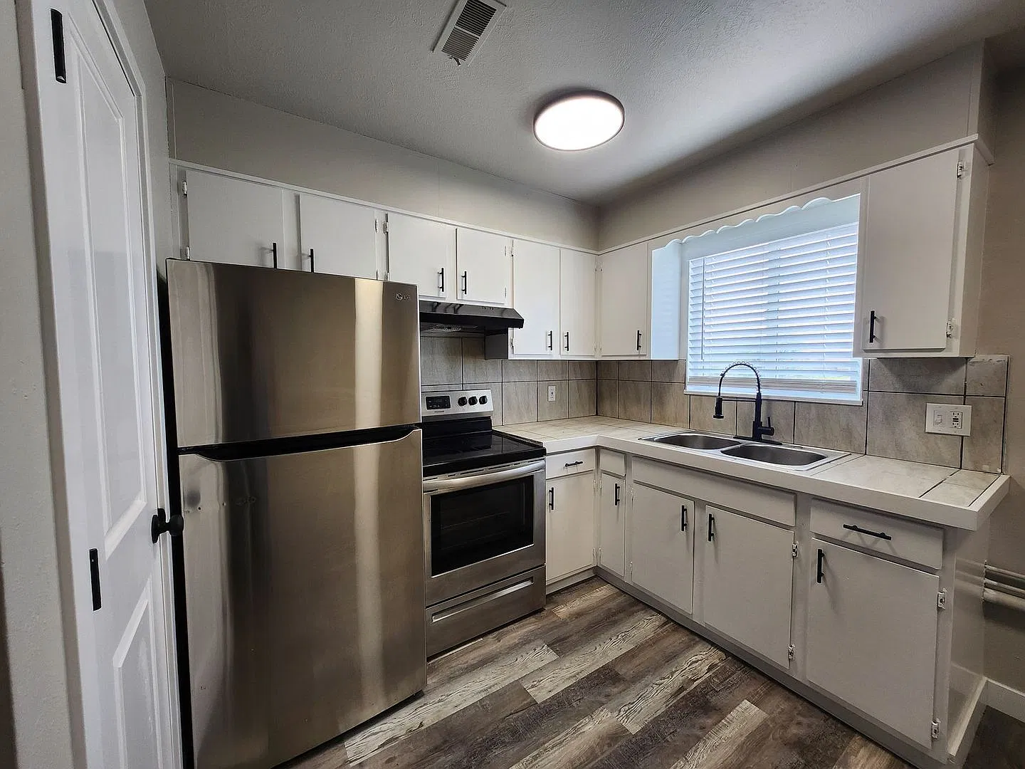 Updated 2-Bedroom Apartment | Stainless Steel Appliances, In-Unit Laundry Hookups & A/C! — Photo 2