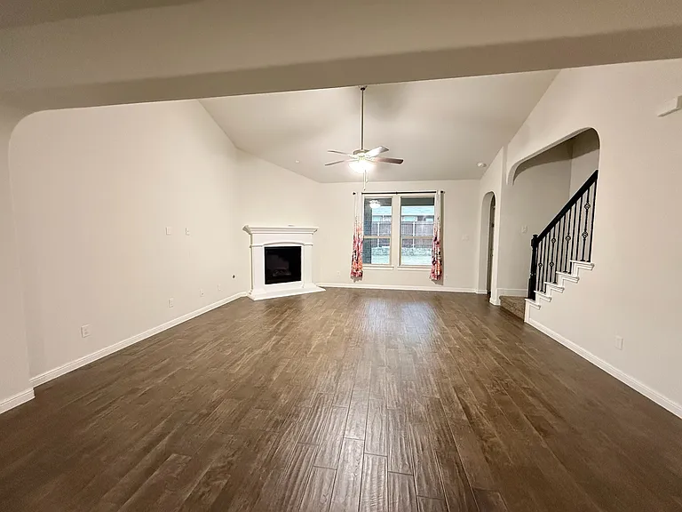 565 Lindisfarne Ln — Photo 2