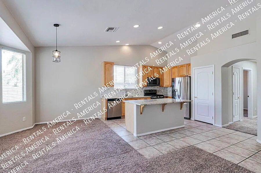 Beautifully Maintained 4-bedroom, 2-bathroom Oro Valley Home — Photo 4