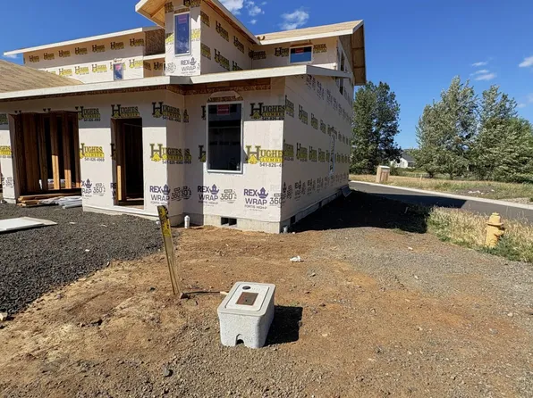 201 Bogey Ln, Eagle Point, OR 97524