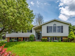 7 Idlewood Dr, Dallas, PA 18612