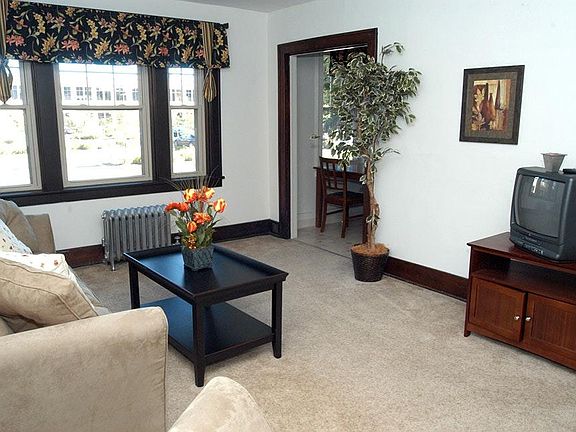 Main Jewett Apartments, Buffalo NY - Living Room