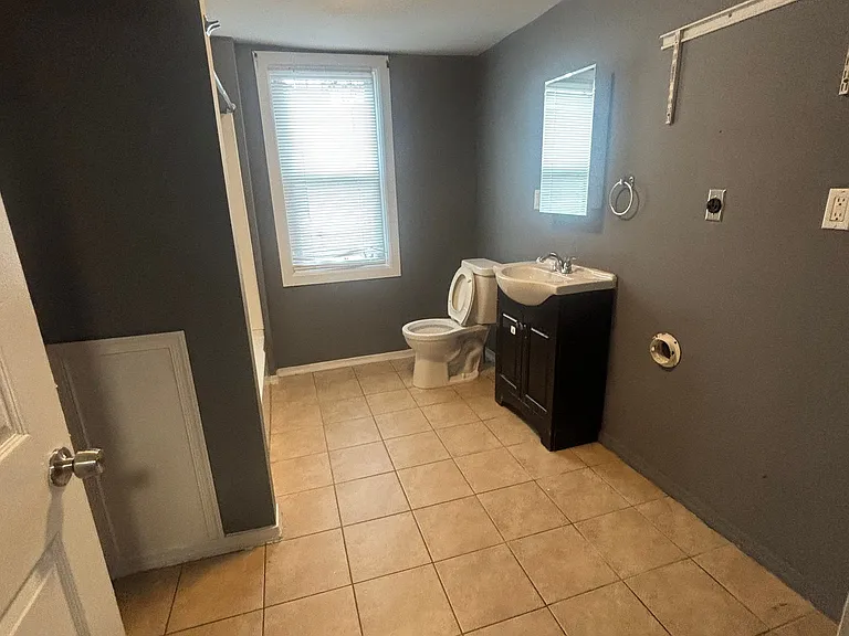 242 W Washington St #MAIN — Photo 5