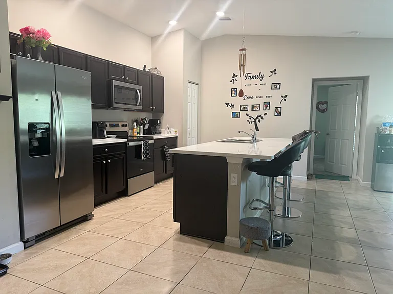 1081 SW McDevitt Ave — Photo 3