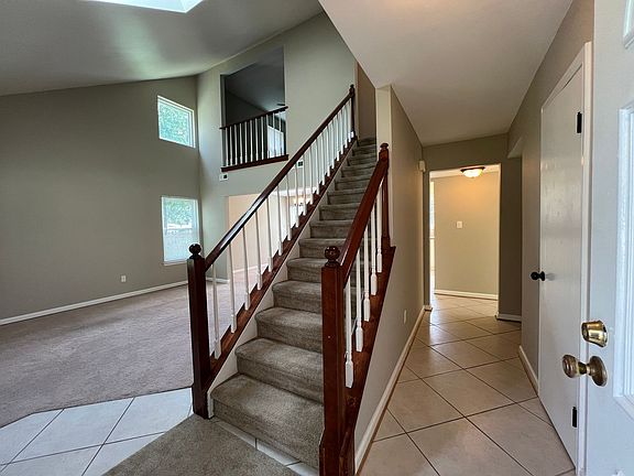 4th image of 101 N Lakeland Cres