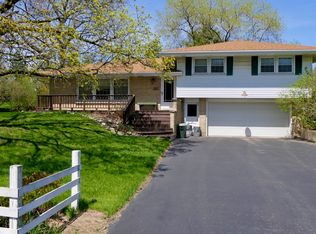 21840 Hillcrest Dr, Waukesha, WI 53186