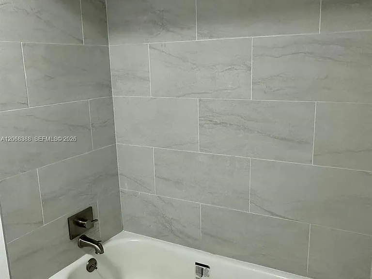 321 NE 2nd St #3 — Photo 7