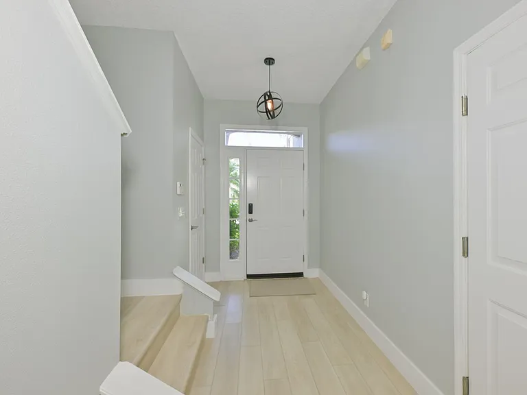 671 Vallance Way NE — Photo 5
