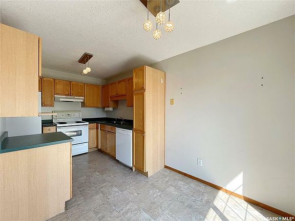 5th image of 110 Keevil Cres #2