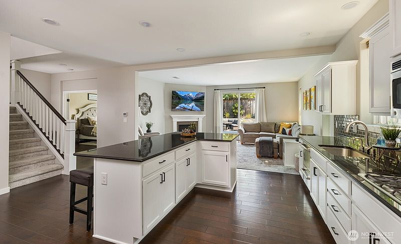 5th image of 2209 Crystal Springs Road W
