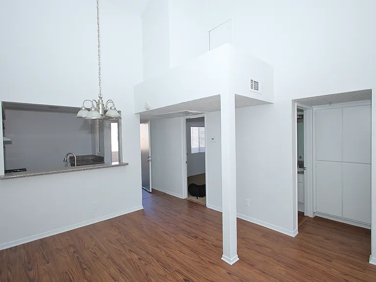 Sunset Plaza Apartments — Photo 7