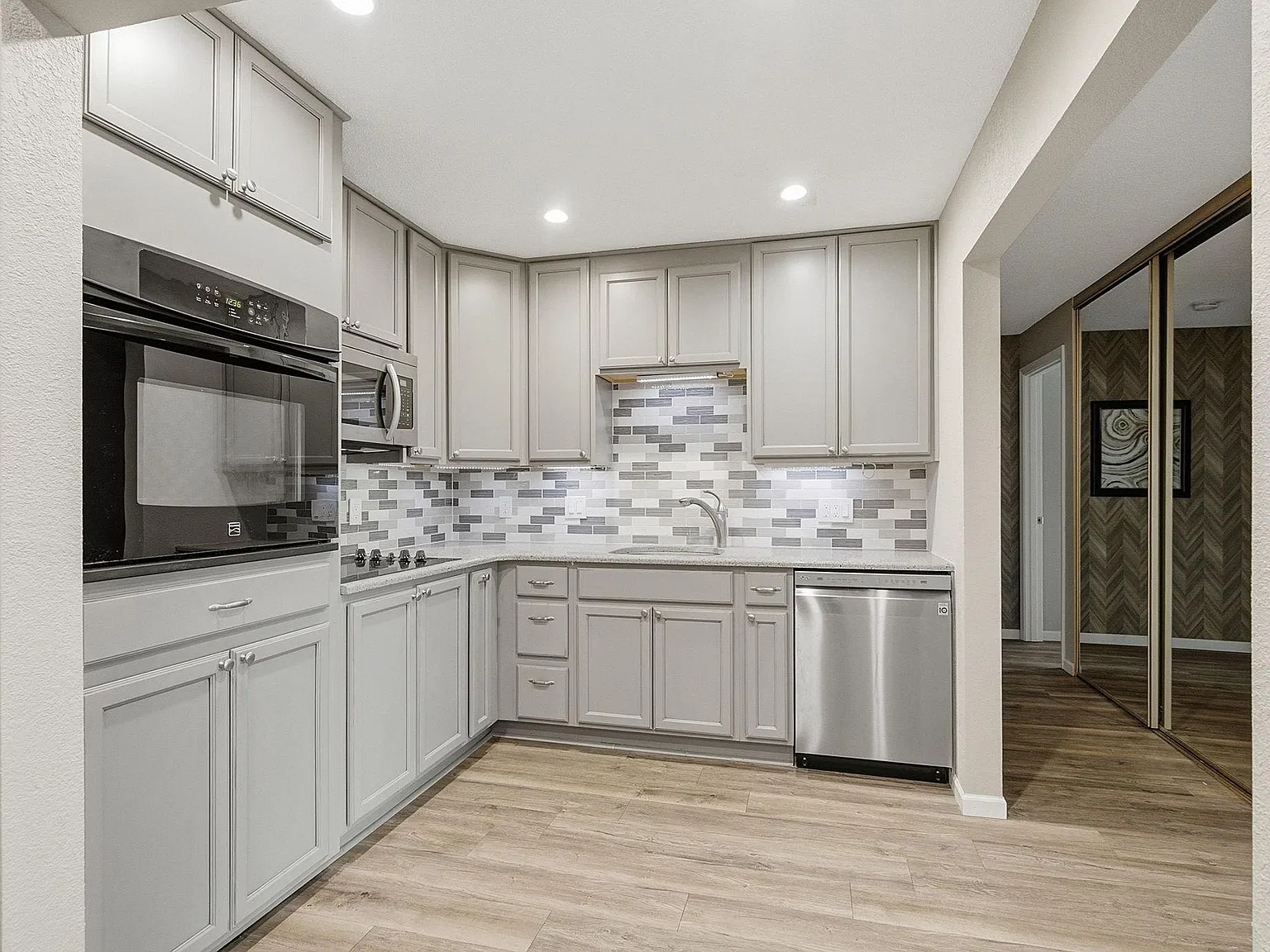 2 bed, 922 sqft, $1,600 — Photo 4