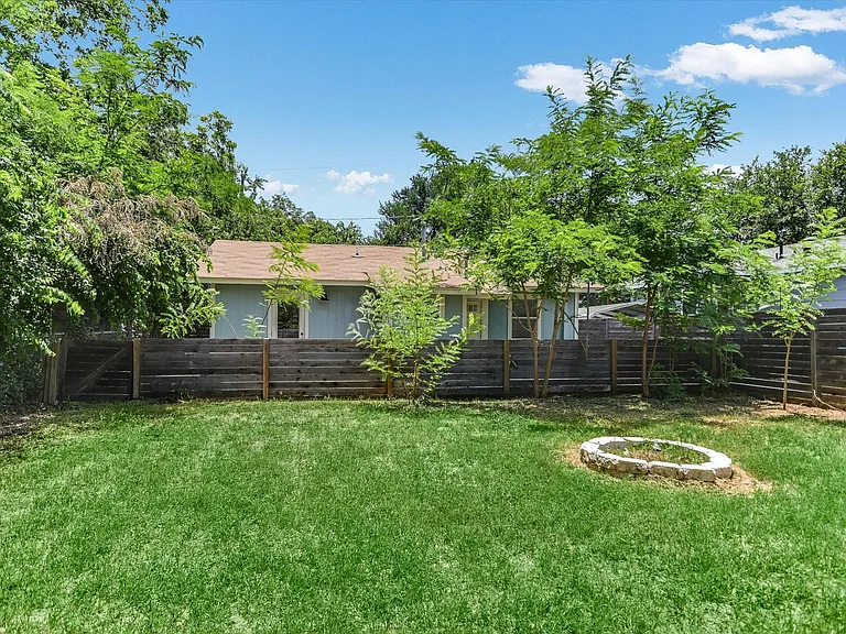 2408 E 9th St — Photo 14