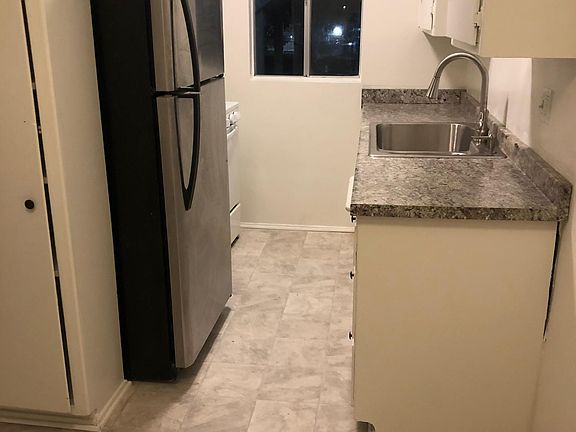 4th image of 13411 Moorpark St #6