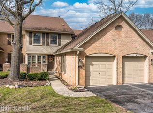 4553 Golf View Dr, Brighton, MI