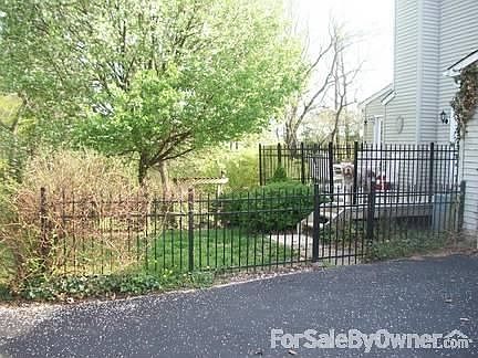 Fenced sde yard & deck