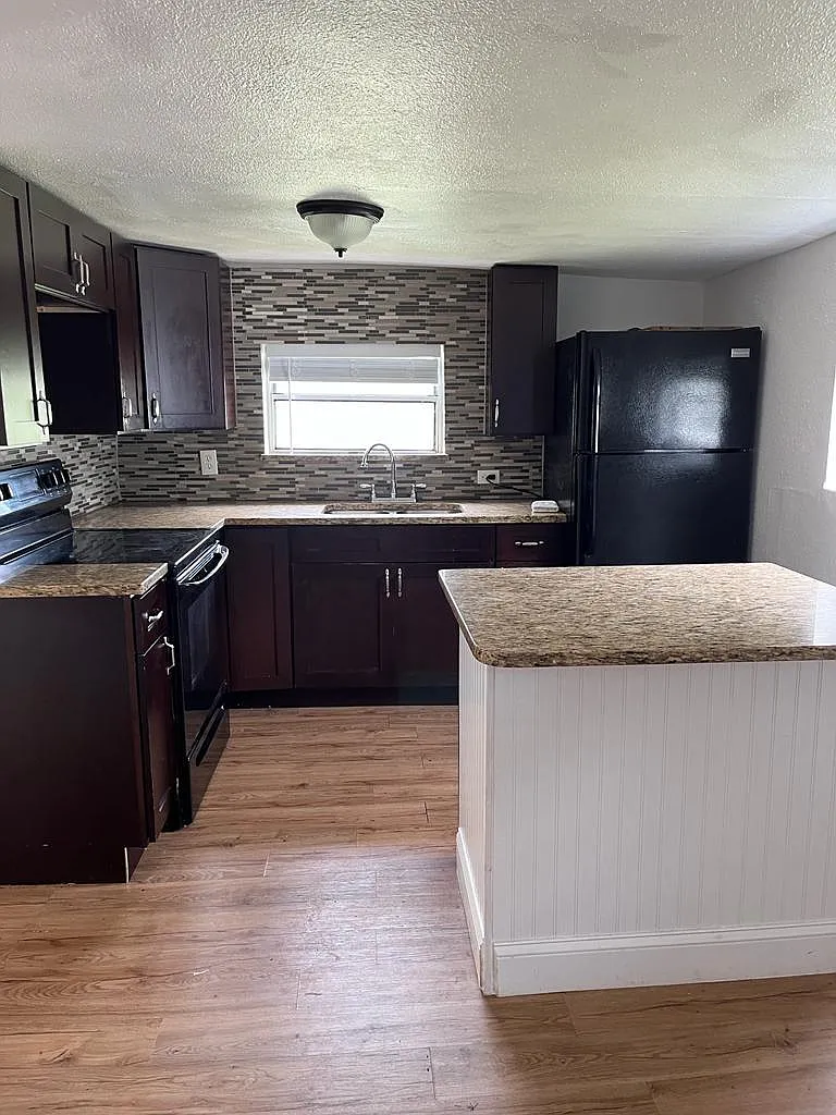 3 bed, 1152 sqft, $1,875 — Photo 2