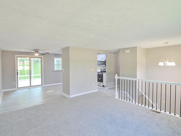 5th image of 43 Carriage Hill Dr