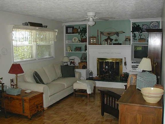 3rd image of 7 E Fairfield Dr