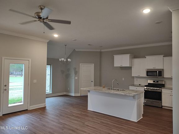 5th image of 618 Westfield Dr