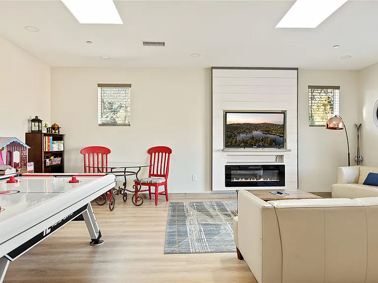 1215 Valley View Dr — Photo 28