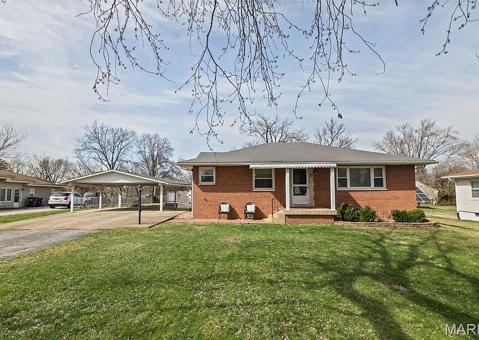 1st image of 22 Lexington Dr