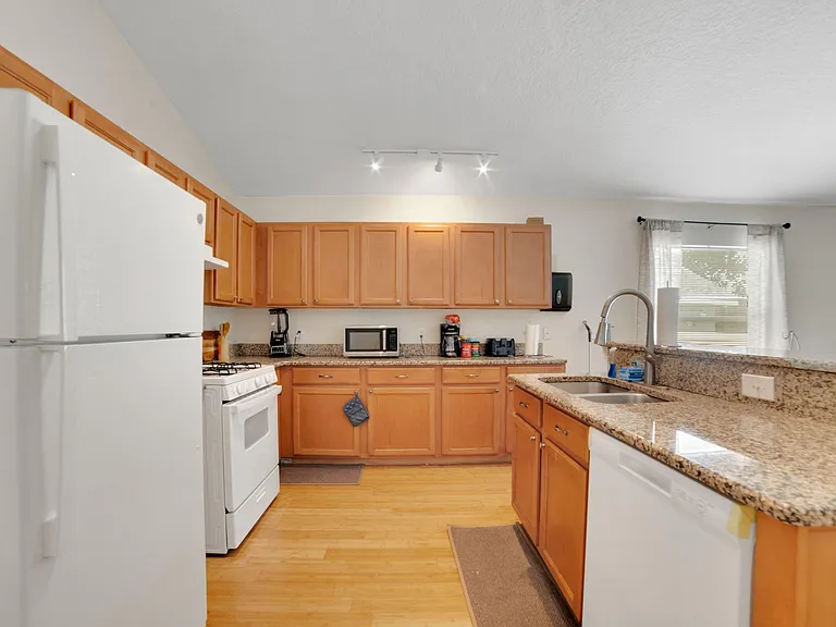 China Berry Cir — Photo 9