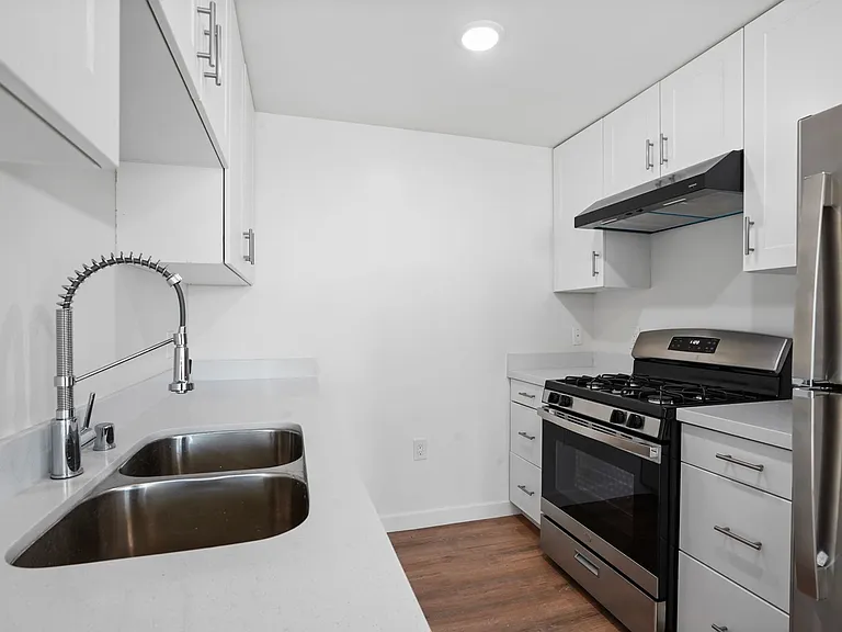 14541 Gilmore St Apartments — Photo 37