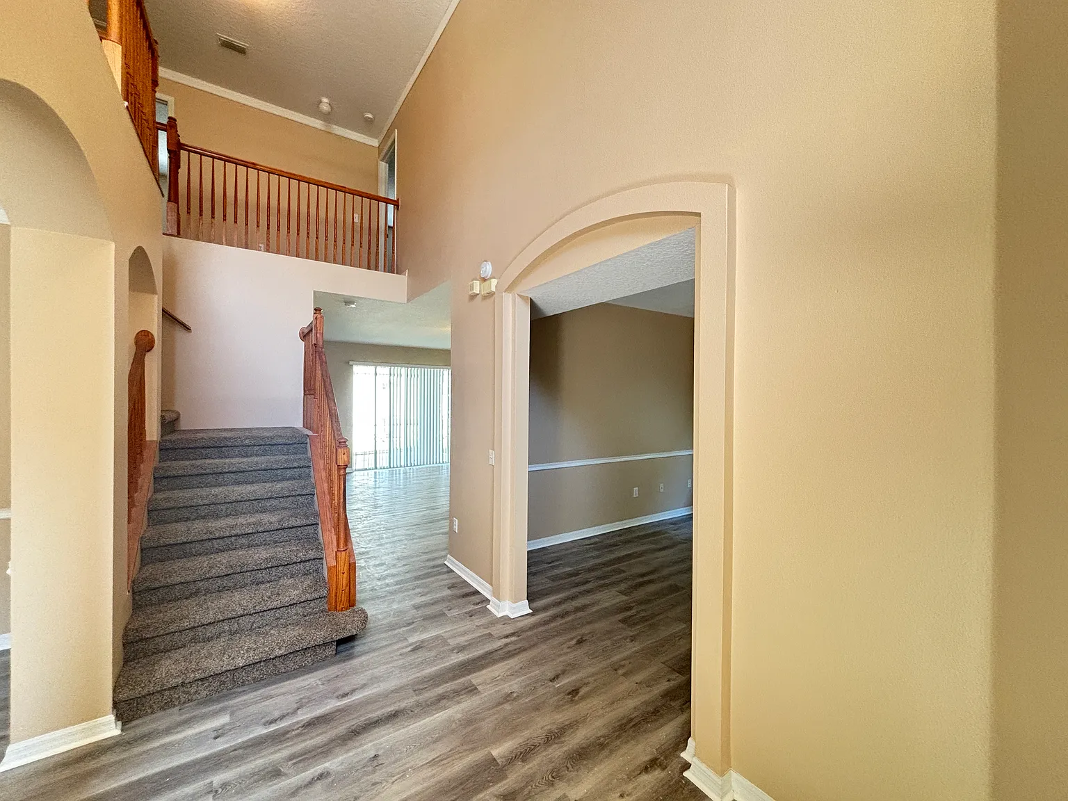 Large 4 bedroom 3 bath home with a large office/den — Photo 3