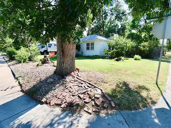 Corner lot, front view 