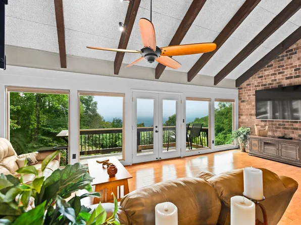39 Villa Rd, Hillsville, VA 24343