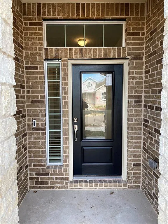 4 bed, 3.0 bath, 2388 sqft, $2,595 — Photo 2