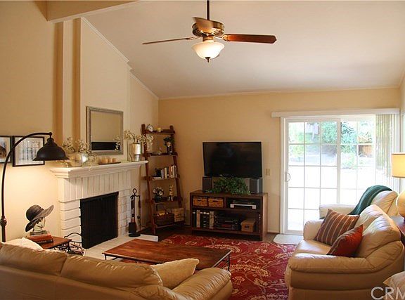 SPACIOUS LIVING ROOM, VAULTED CEILINGS, VIEW TO BACK YARD