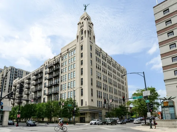 758 N Larrabee St APT 830, Chicago, IL 60654