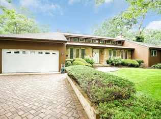 3 Harbor Rd, Hampton Bays, NY 11946