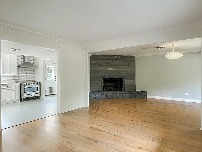 1011 Berrywood Dr — Photo 4