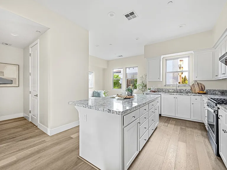 2065 San Luis Ave — Photo 16